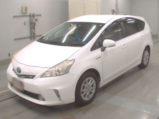 30444 Toyota Prius alpha ZVW41W 2013 г. (CAA Tokyo)